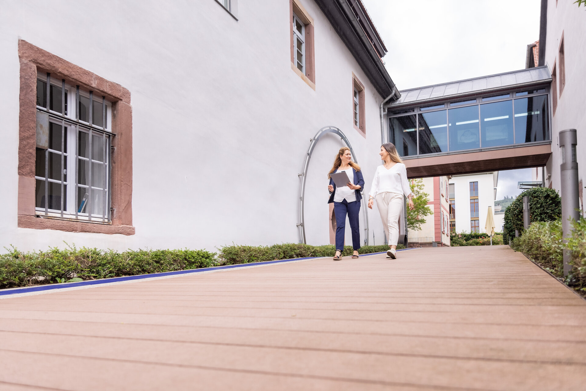 Jobs bei den Stadtwerken Ettlingen Zwei Mitarbeiter der Stadtwerken Ettlingen vor der Buhlschen Mühle